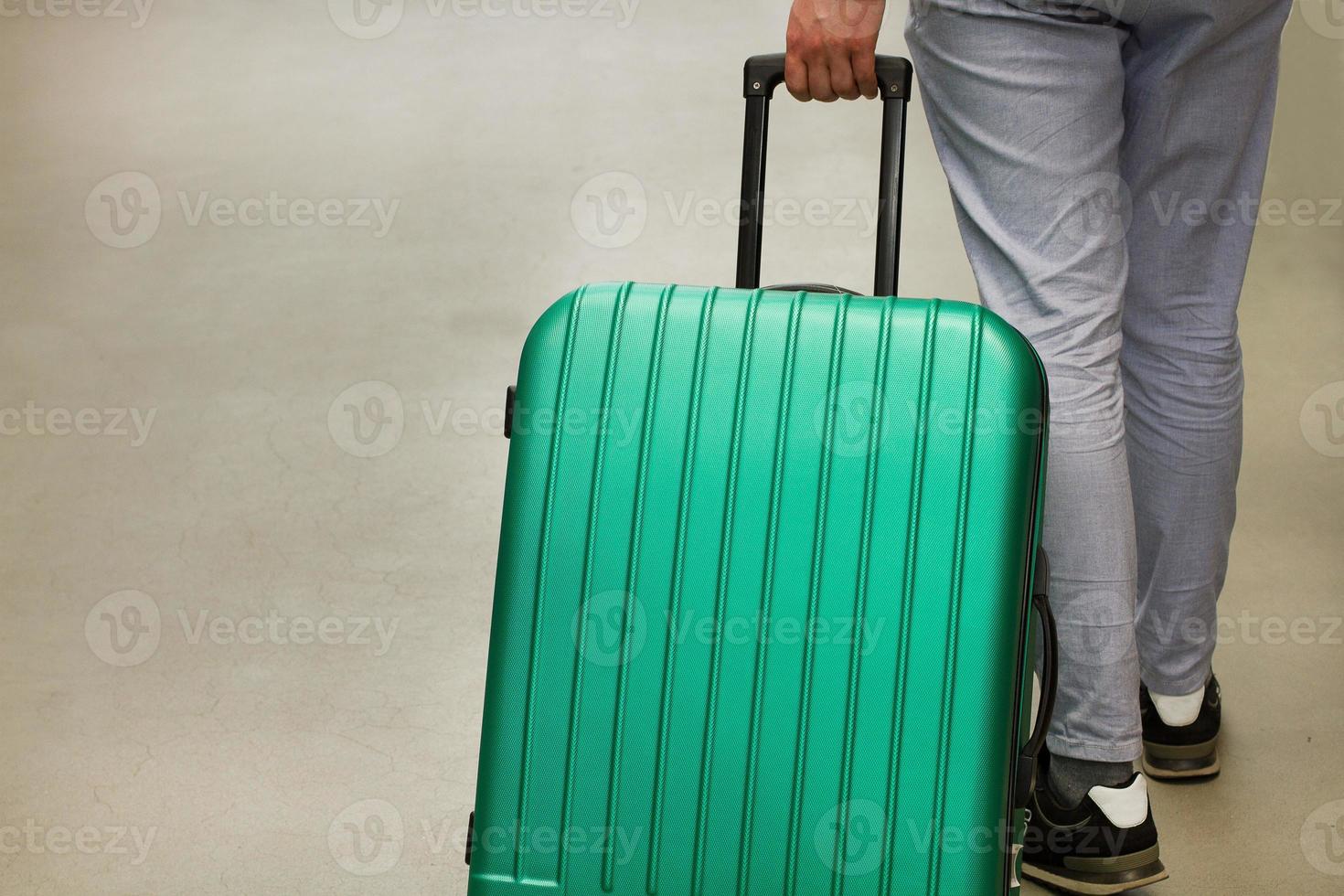 esperando no aeroporto. o conceito de férias de verão, um viajante com uma mala na área de espera do terminal do aeroporto. foco seletivo. foto