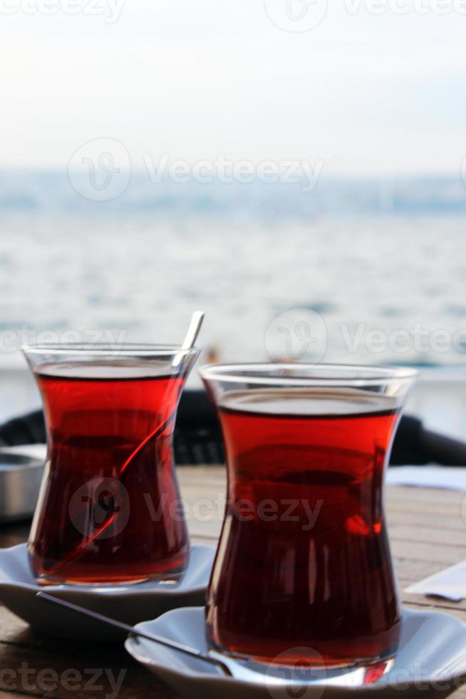 duas xícaras de chá turco foto
