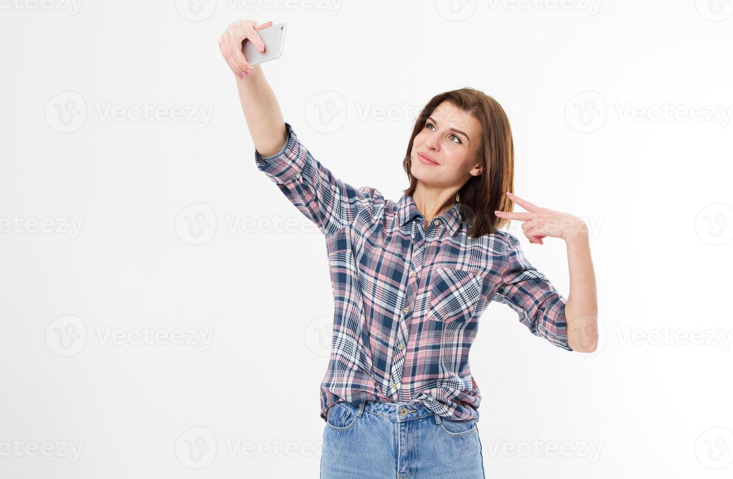 selfie de bela bonita elegante glamour alegre adorável atraente morena menina mulher com cabelos longos em camisa jeans casual, mostrando dois dedos, isolados sobre fundo branco. foto