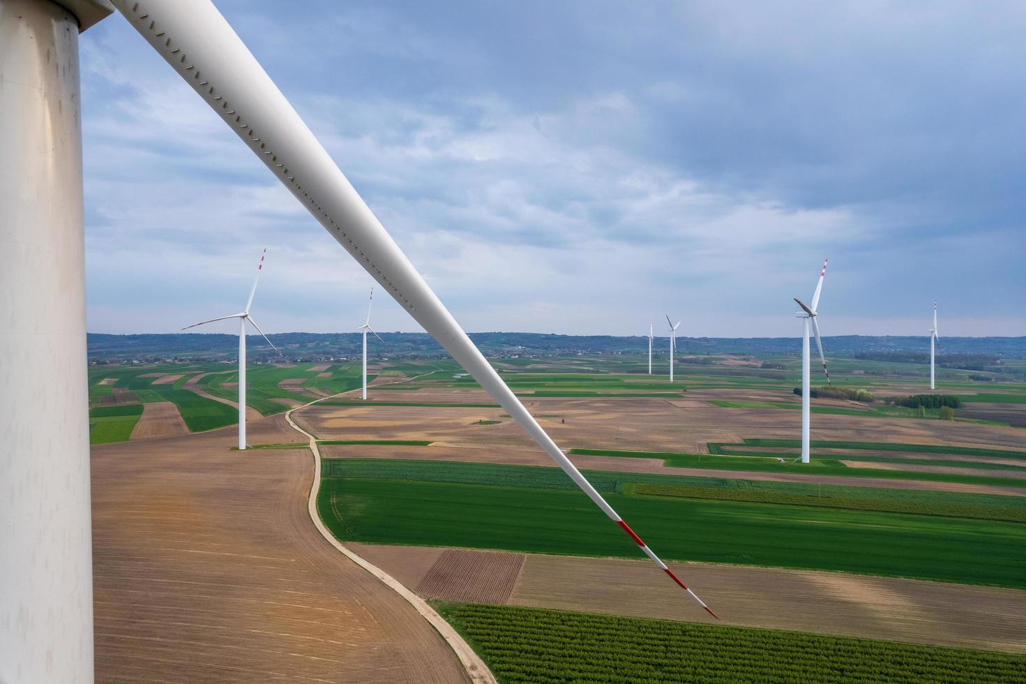 vista aérea da turbina eólica foto