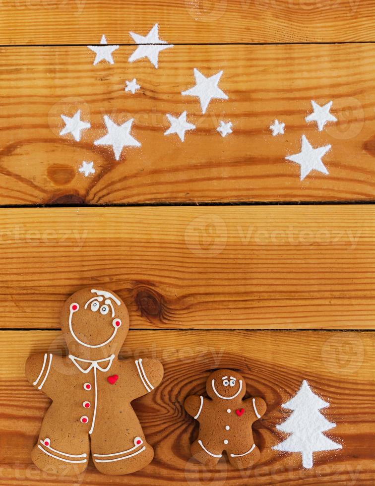 biscoitos de gengibre de Natal em fundo de madeira foto