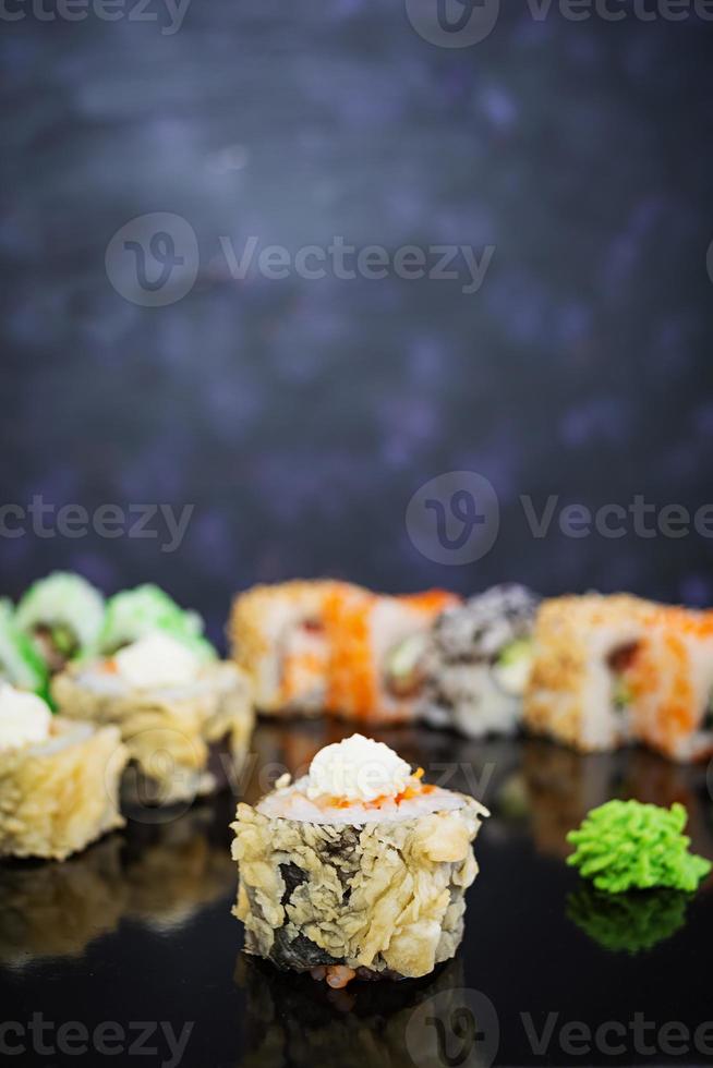 rolo de sushi em fundo escuro foto