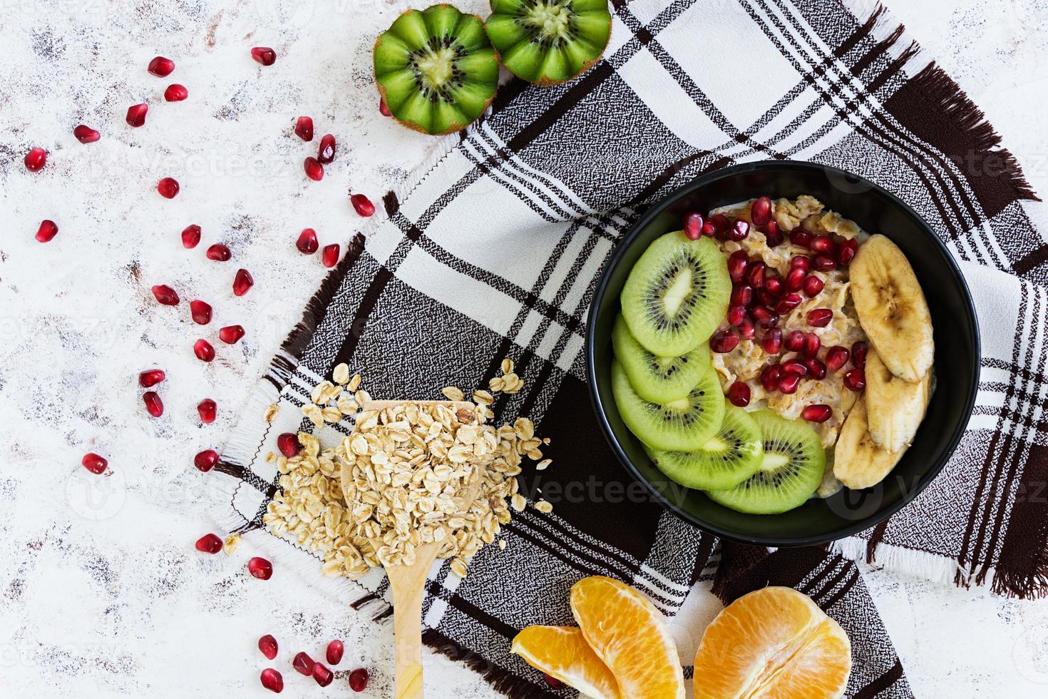 café da manhã saudável. aveia com frutas em fundo branco. vista do topo foto