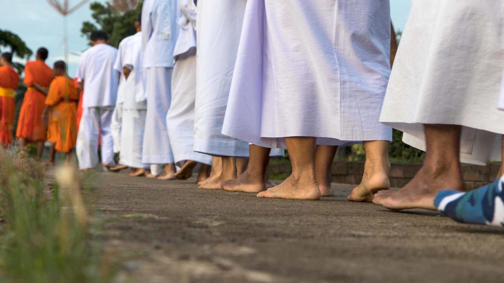 pernas e pés andando meditação. foto