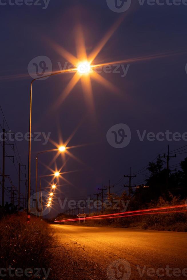 acenda a lâmpada com os faróis na estrada no escuro. foto