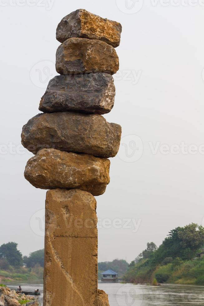 grandes pedras empilhadas. foto