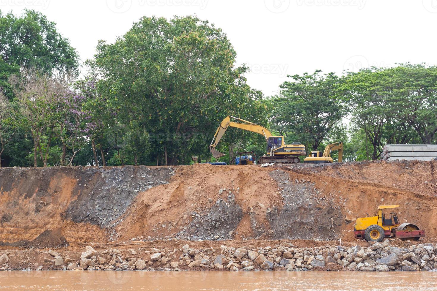 reparar o deslizamento de terra da margem do rio. foto