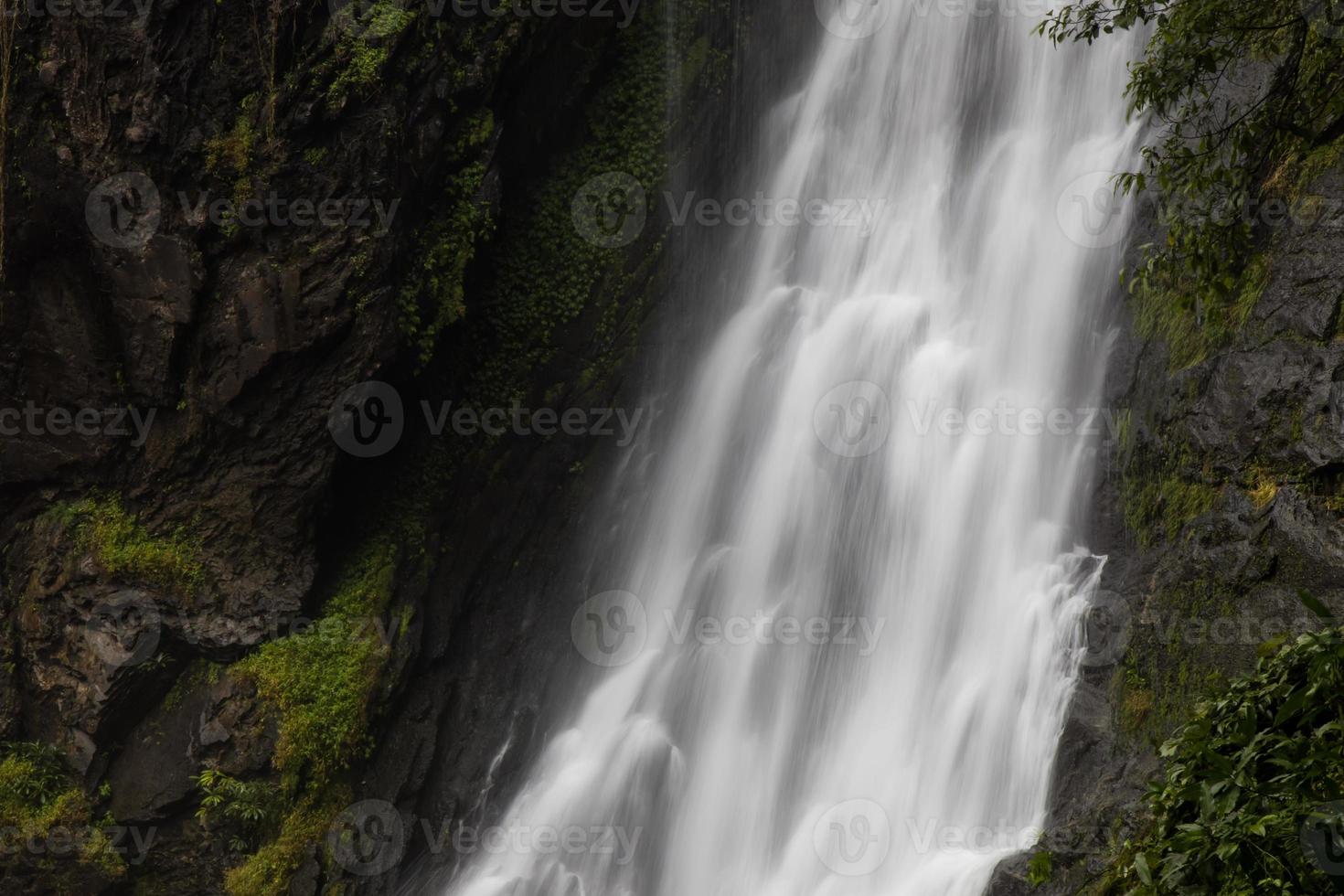 perto das rochas da cachoeira. foto