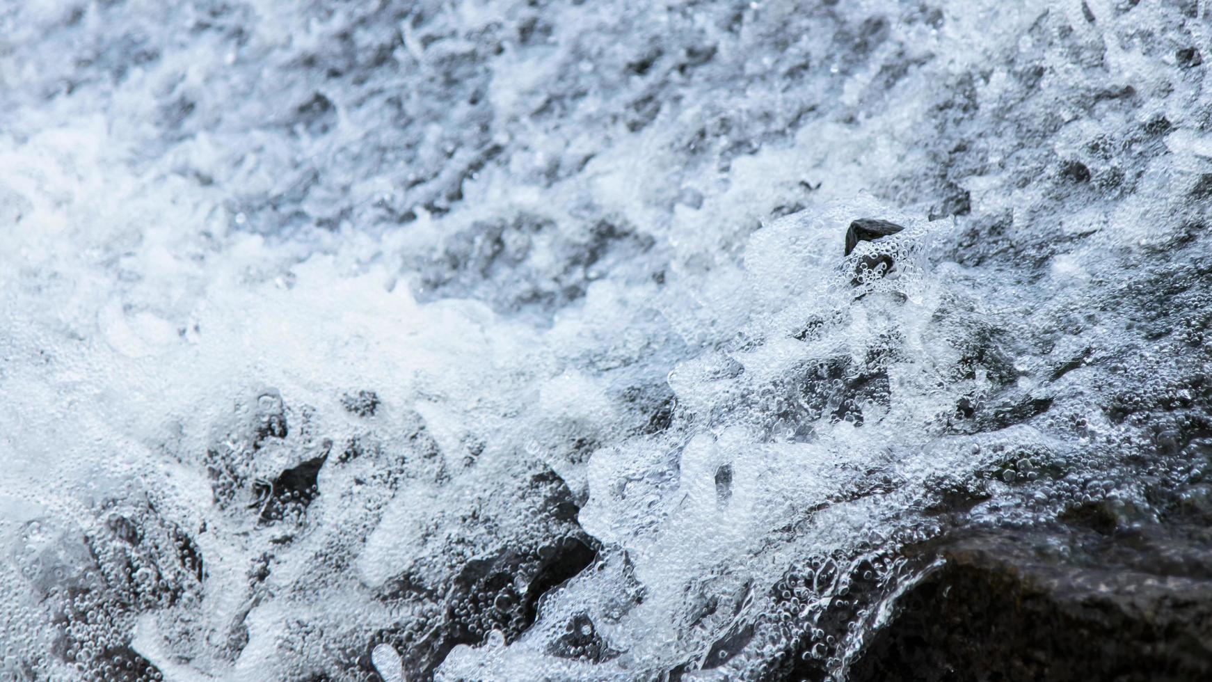 torrente de água de superfície. foto