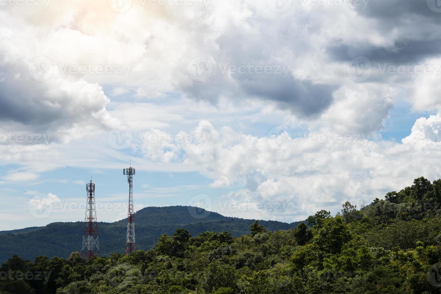 montanhas exuberantes com torres de telecomunicações. foto