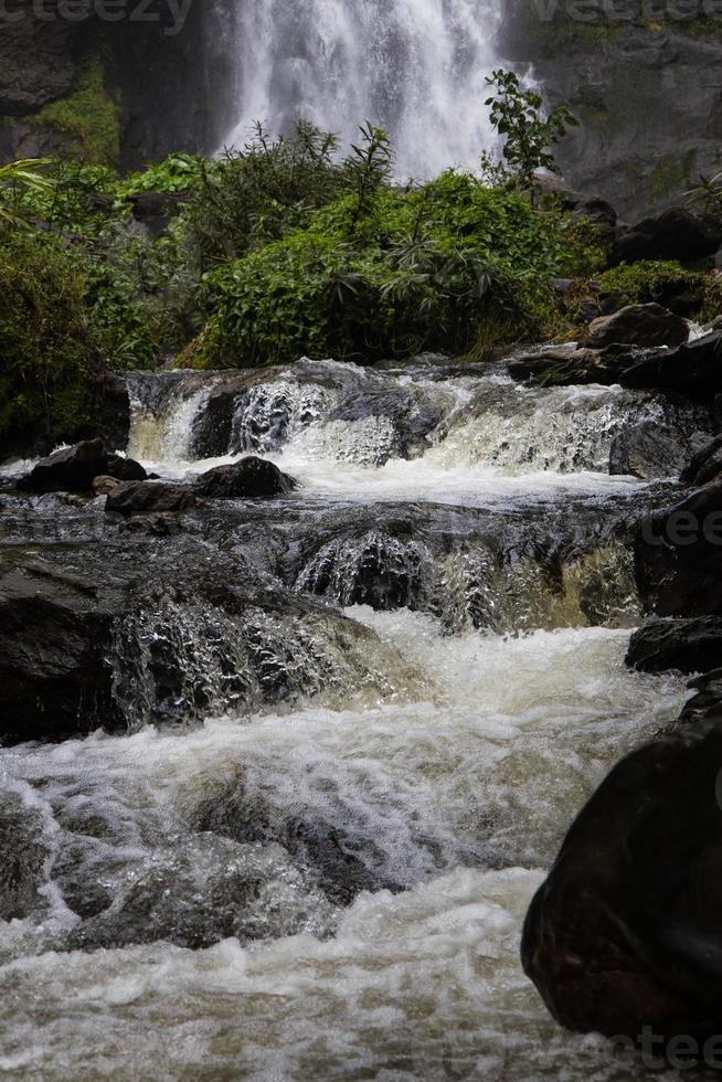 abaixo das rochas da cachoeira. foto