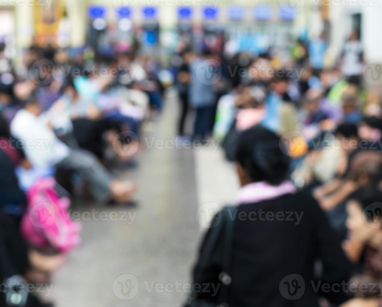 borrar a multidão esperando pela estação de trem. foto