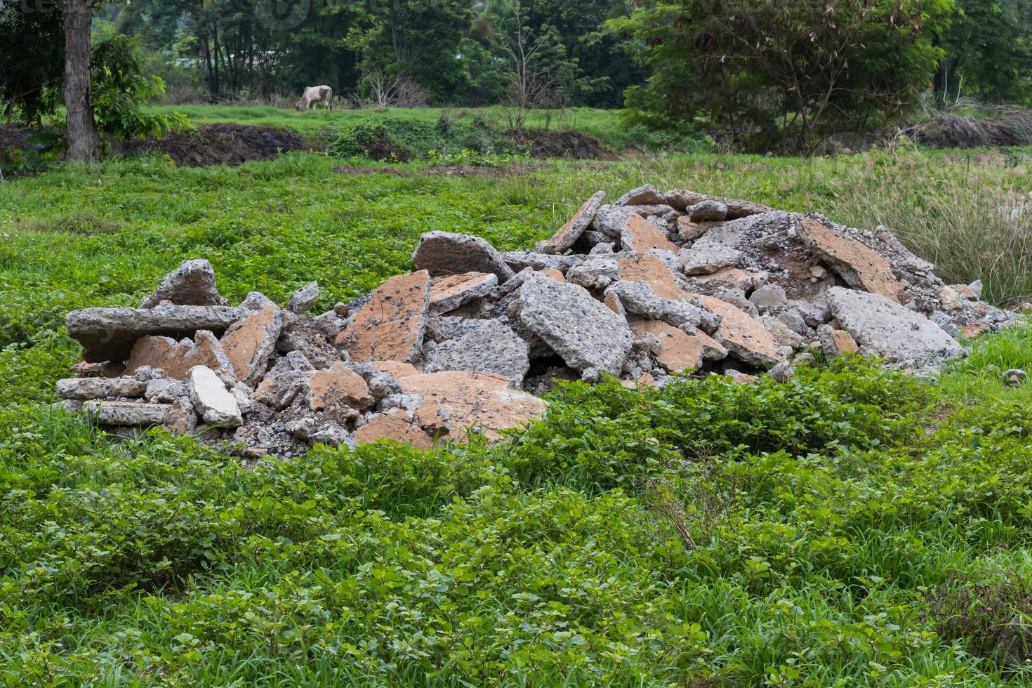 detritos de concreto na grama. foto