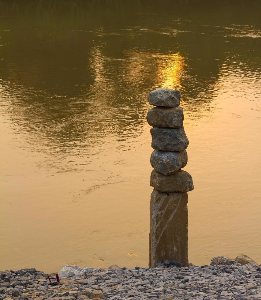 grandes pedras empilhadas. foto