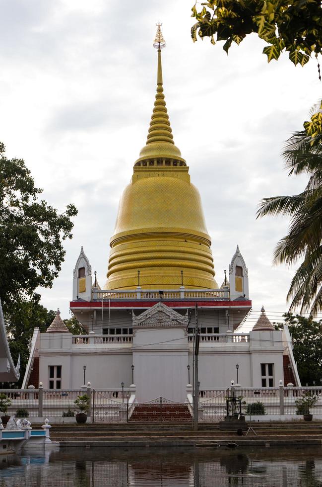 pagode dourado com prédio branco. foto