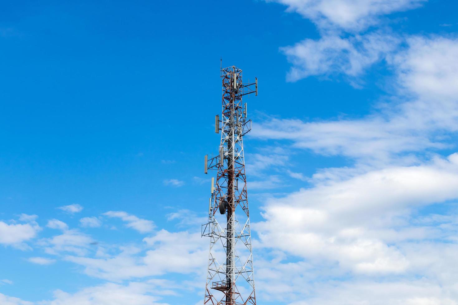 céu de nuvem de mastro de telecomunicações. foto