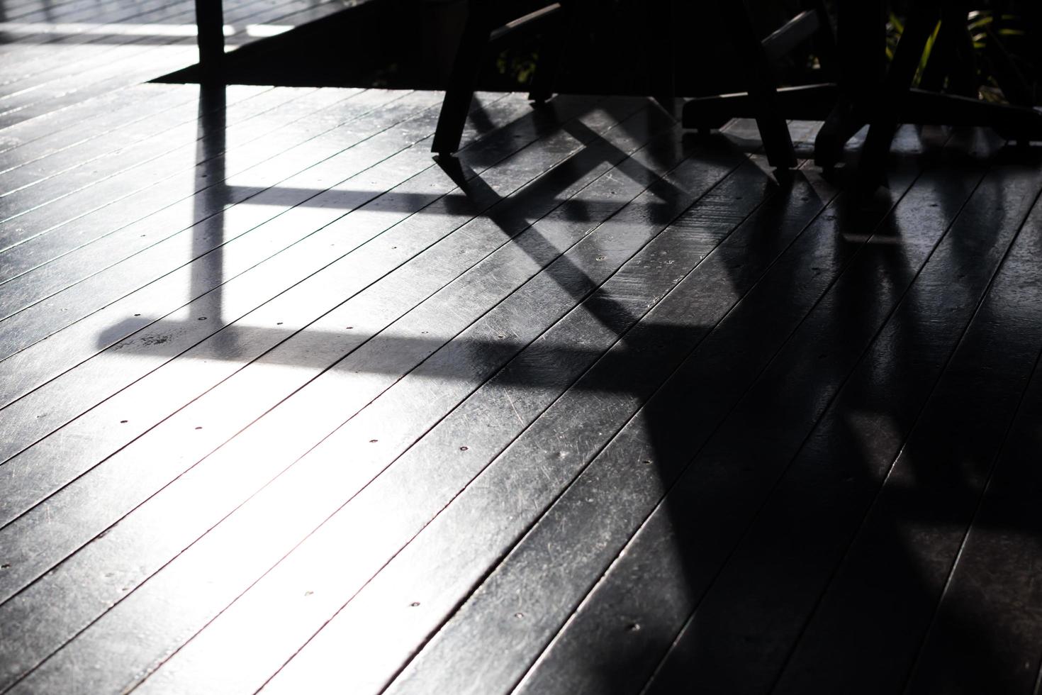 cadeira de madeira preta com mesa de madeira. foto