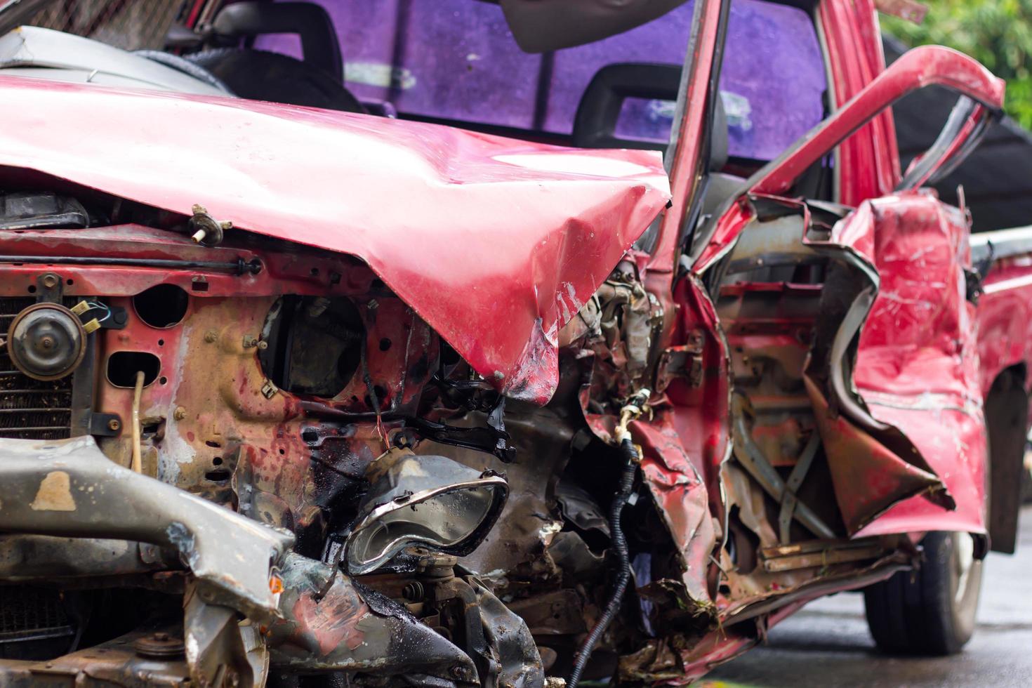 acidente de carro vermelho destruído. foto