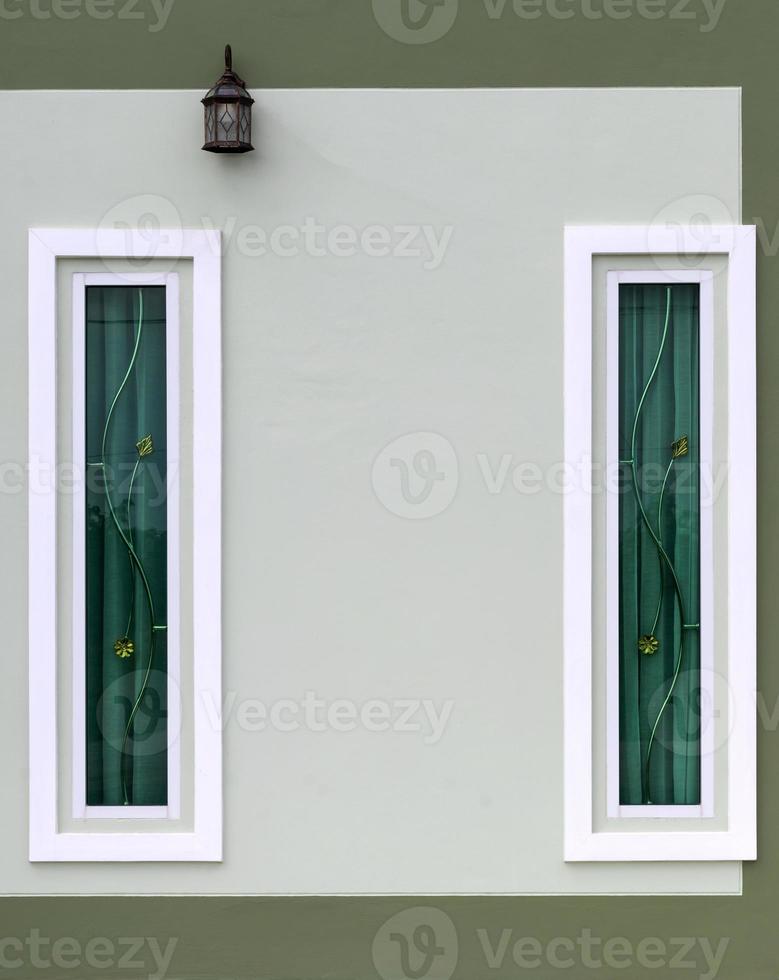 janela de concreto retangular branca. foto
