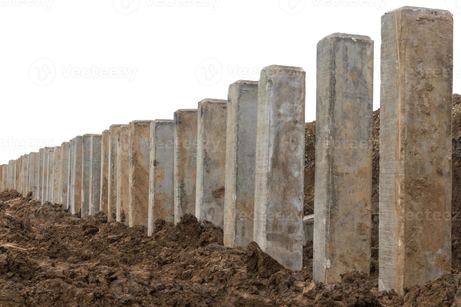 postes de concreto de baixo ângulo no chão. foto