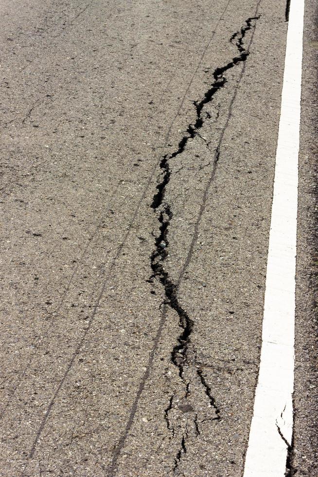 linha branca quebrada de asfalto. foto