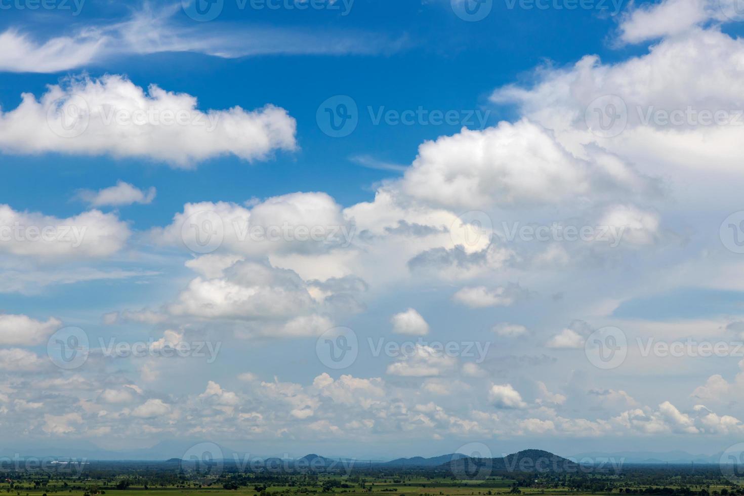 céu nublado vistas na agricultura rural.. foto