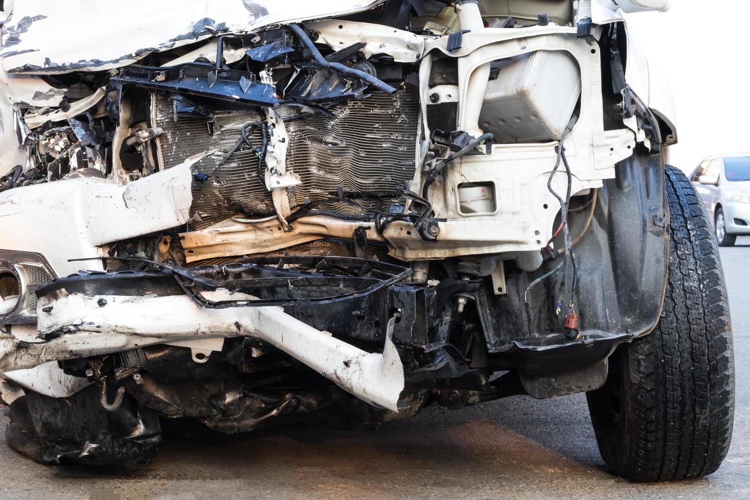 danos no carro dianteiro demolidos. foto