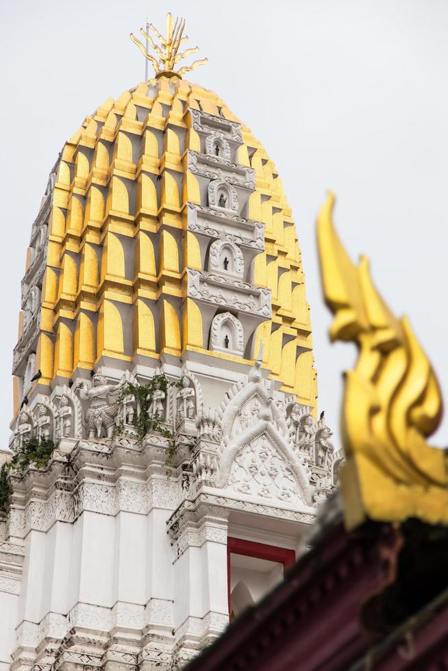 pagode dourado com kanok. foto