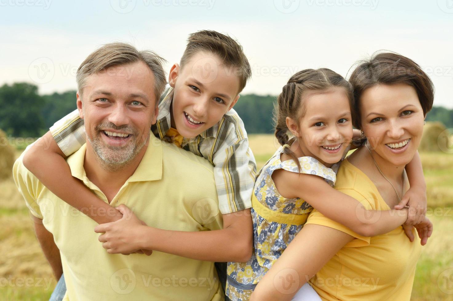família feliz no campo de trigo foto
