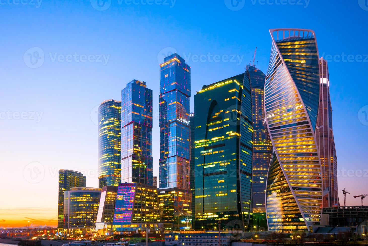 visão noturna do centro de negócios internacionais da cidade de arranha-céus em foto