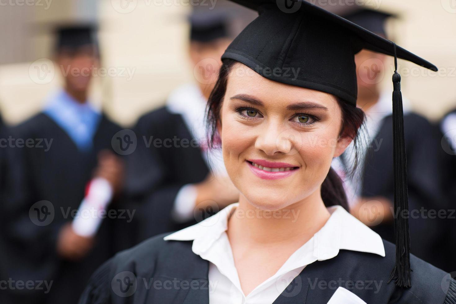 feliz feminino graduado na graduação foto