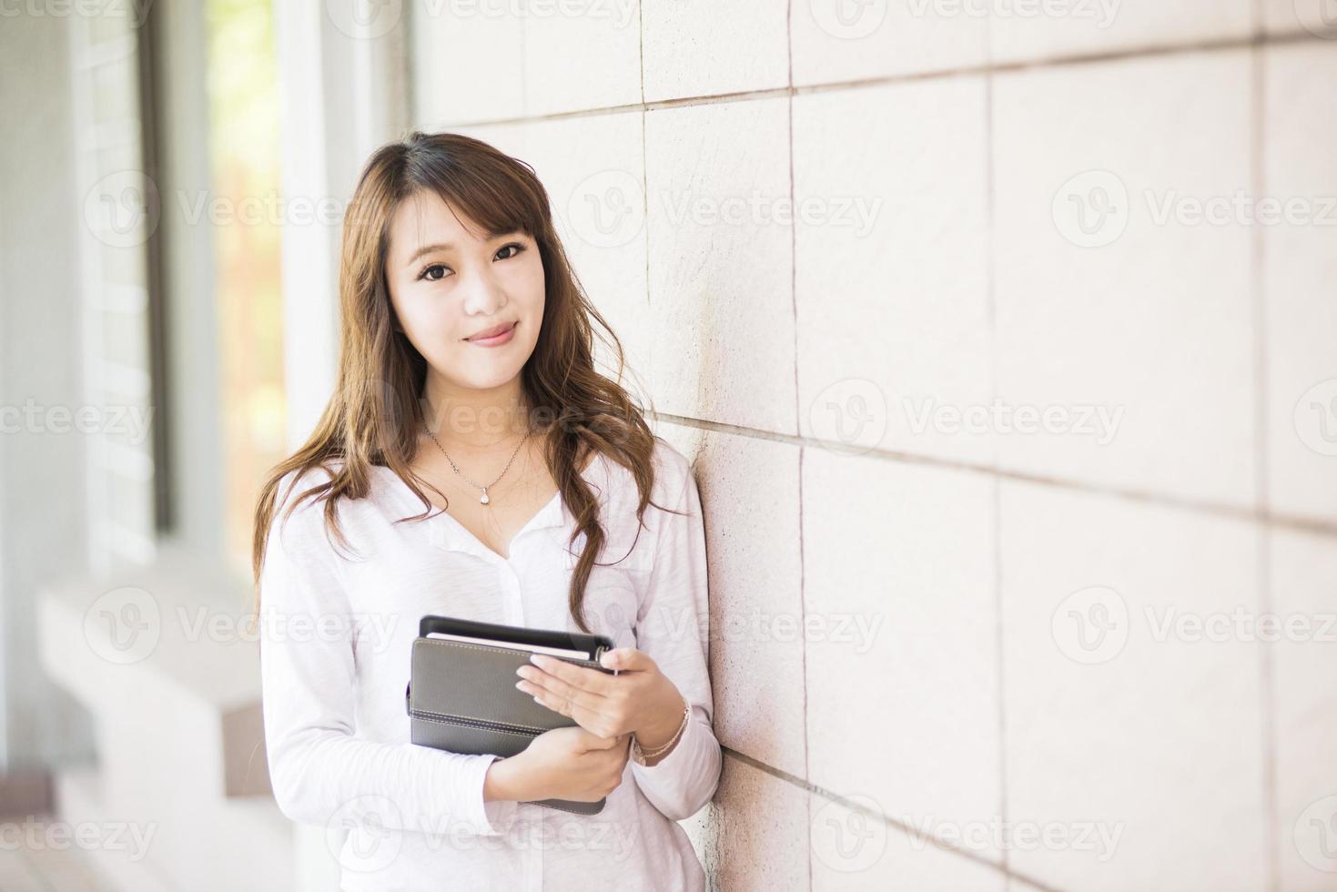 estudante de faculdade ou universidade asiática feminina foto