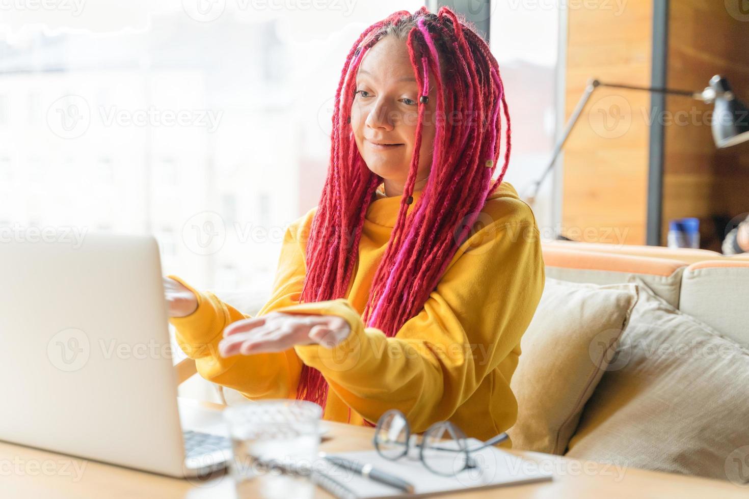 conceito de nômade digital. garota freelancer trabalhando remotamente no laptop no café, coworking. foto