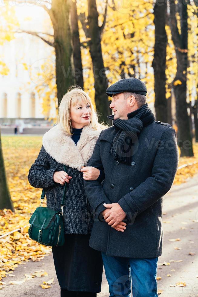 mulher madura loira feliz e homem moreno de meia-idade bonito foto