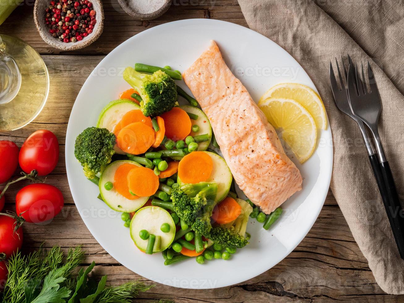 salmão e legumes a vapor, paleo, ceto, dieta fodmap. foto