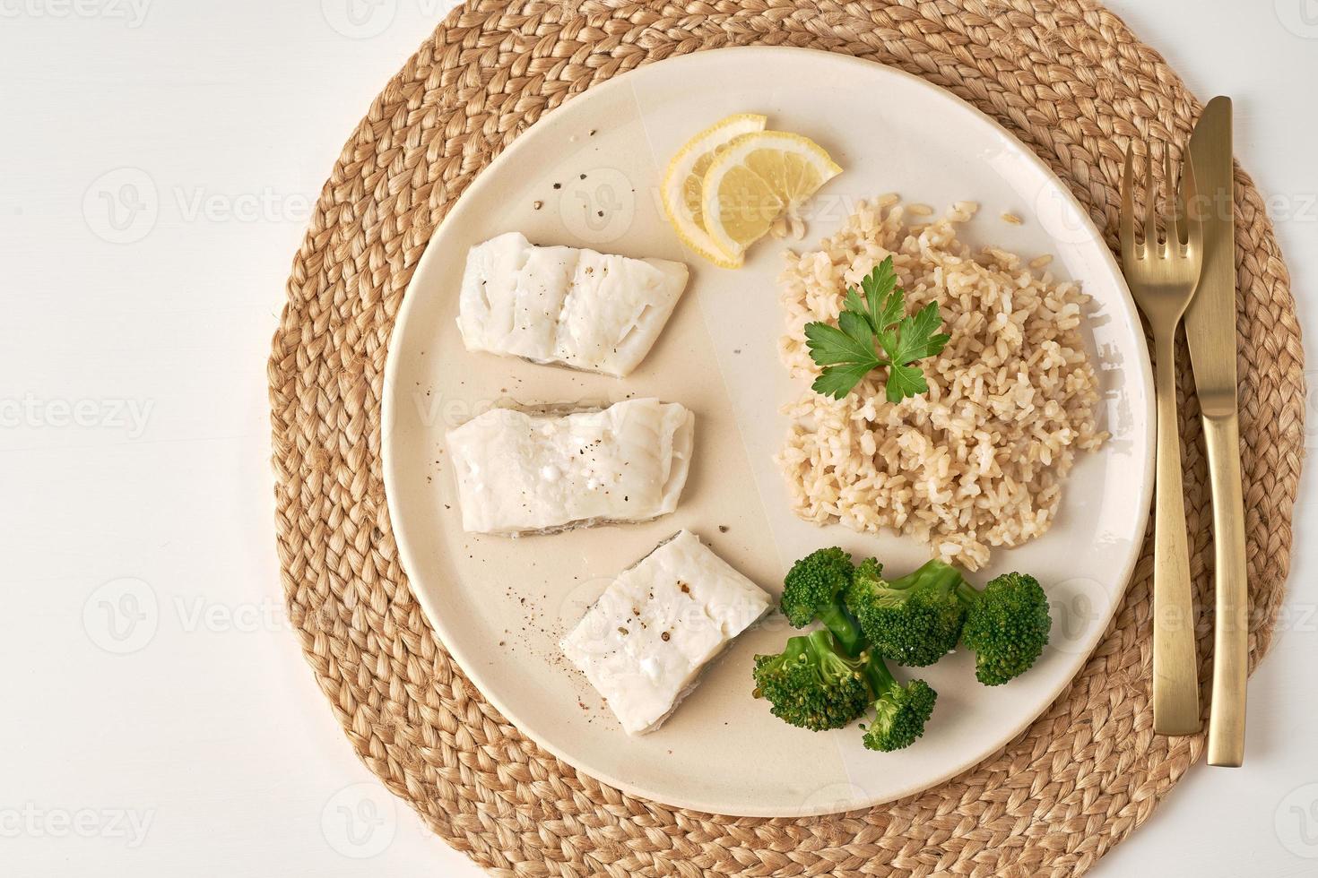 bacalhau cozido no vapor com arroz integral e legumes, vista superior da dieta fodmap dash foto