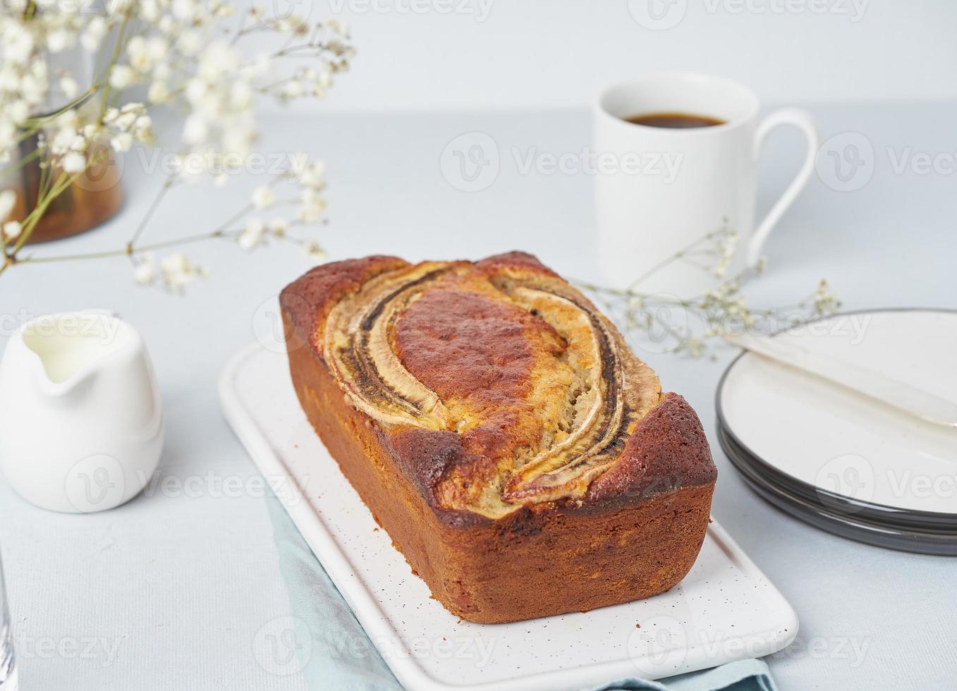 pão de banana. bolo com banana, chocolate, noz. cozinha tradicional americana foto