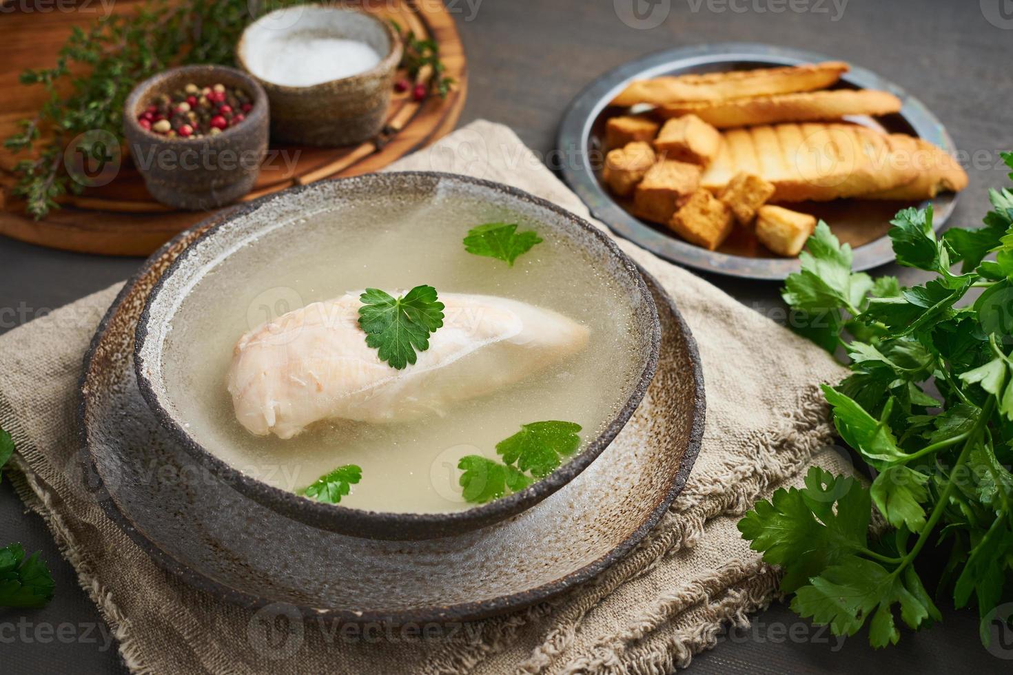 caldo de galinha com filé de frango, salsa e torradas foto