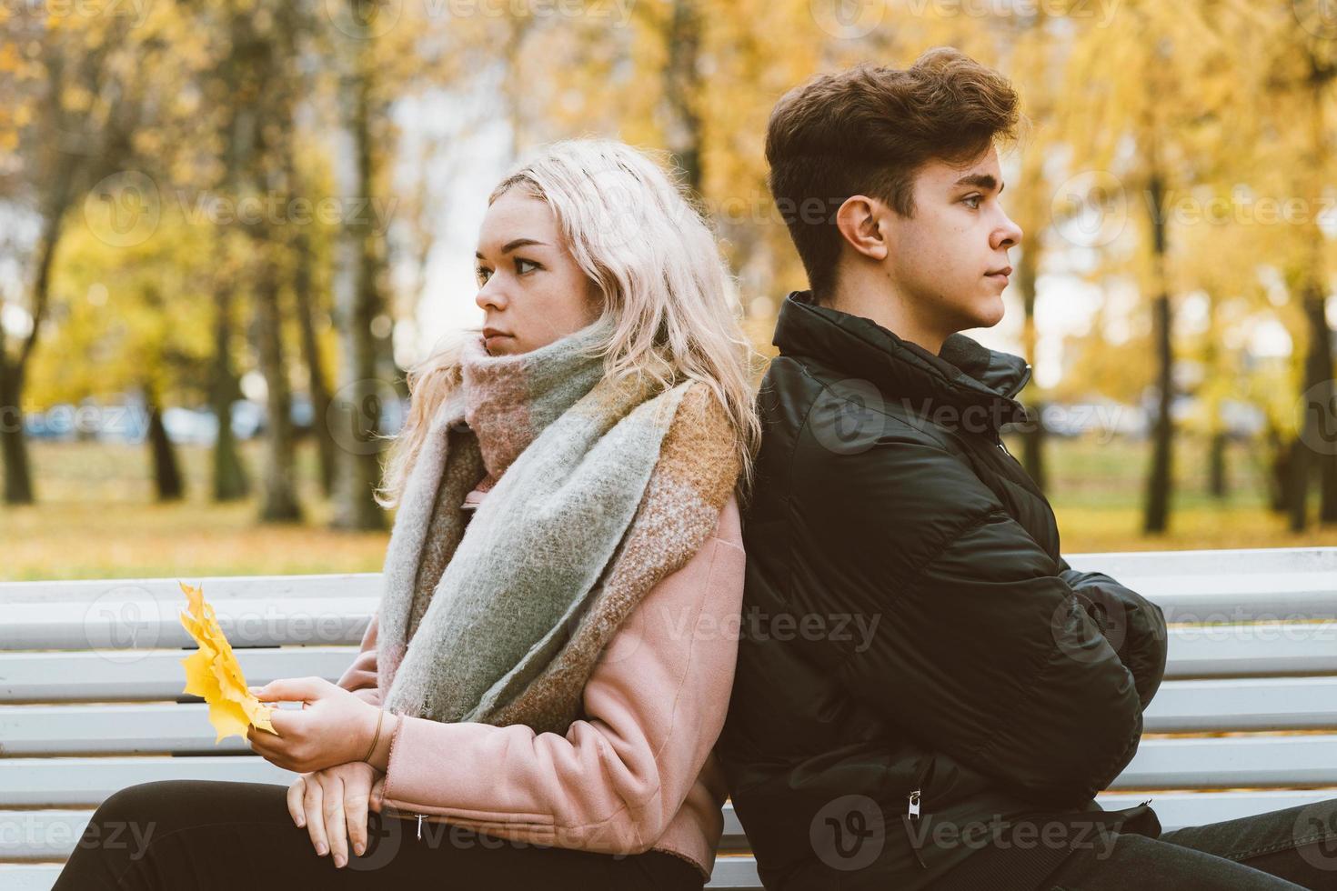 conceito de amor adolescente. lindo cara morena jovem loira foto