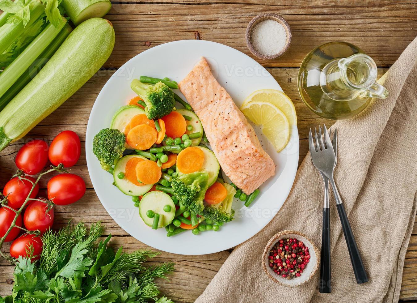 salmão e legumes a vapor, paleo, ceto, dieta fodmap. foto