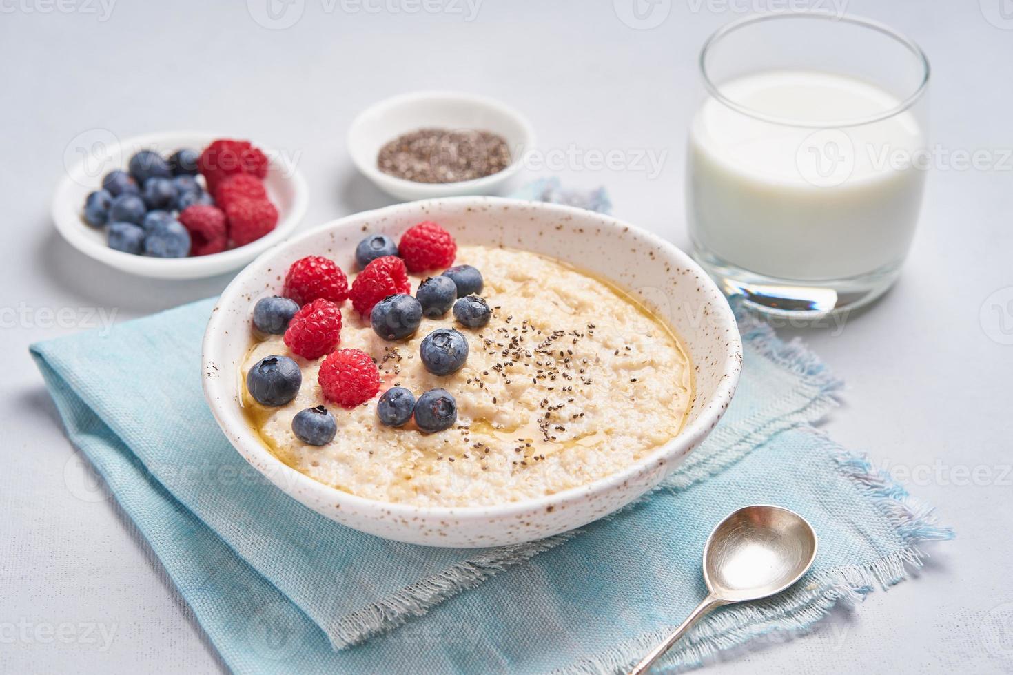 aveia com frutas, chia, xarope de bordo e copo de leite foto