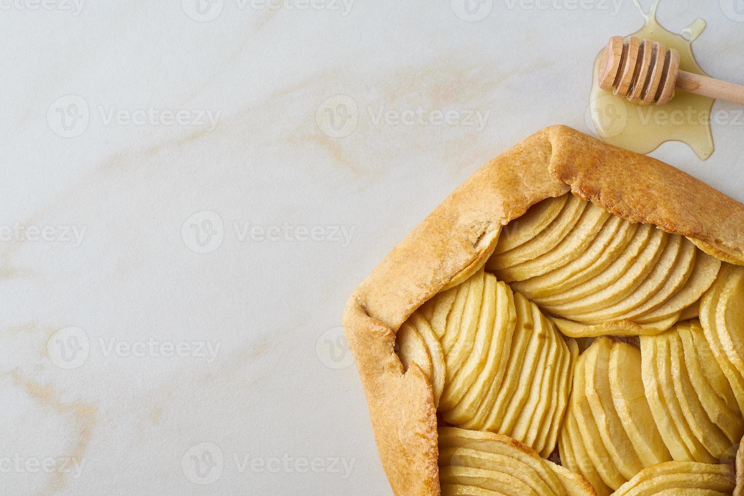 galette de maçã, torta com frutas e mel, doces na mesa de mármore, vista superior, copie o espaço. foto