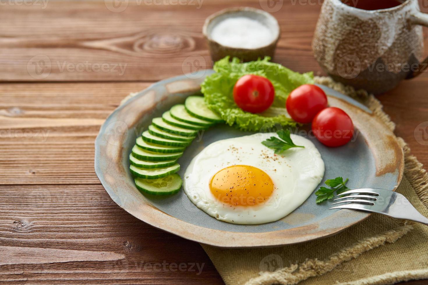 ovo frito, legumes. paleo, ceto, dieta fodmap. vista lateral. conceito de dieta saudável, placa azul foto