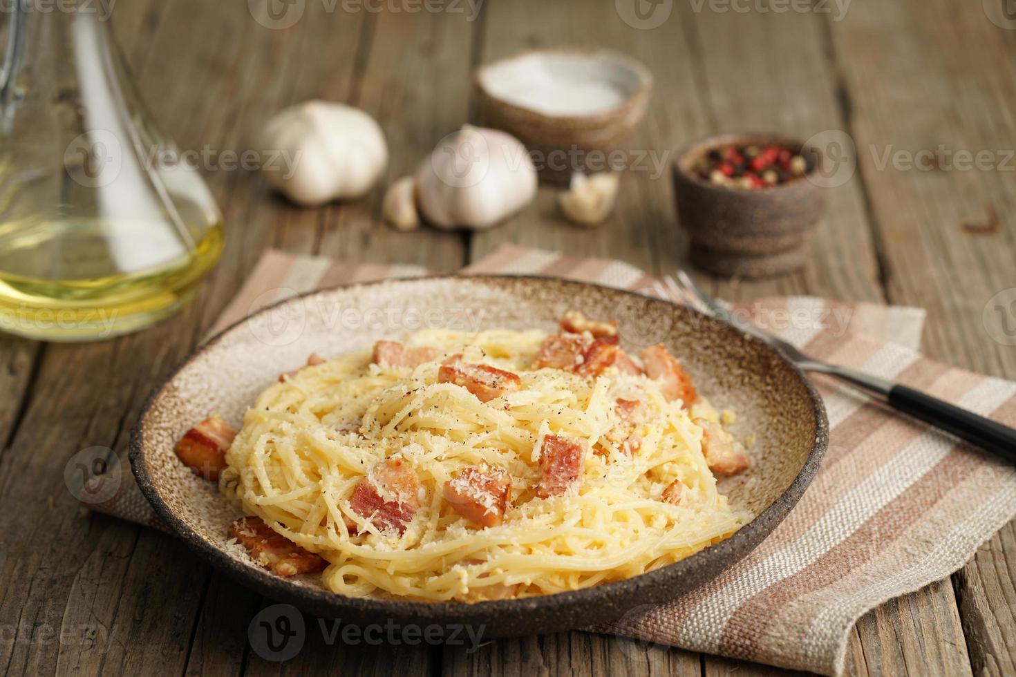 macarrão à carbonara. espaguete com bacon, ovo, queijo parmesão. vista lateral. cozinha tradicional italiana. foto