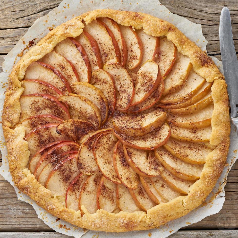 torta de maçã, galette com frutas, doces na velha mesa rústica de madeira, vista superior. foto