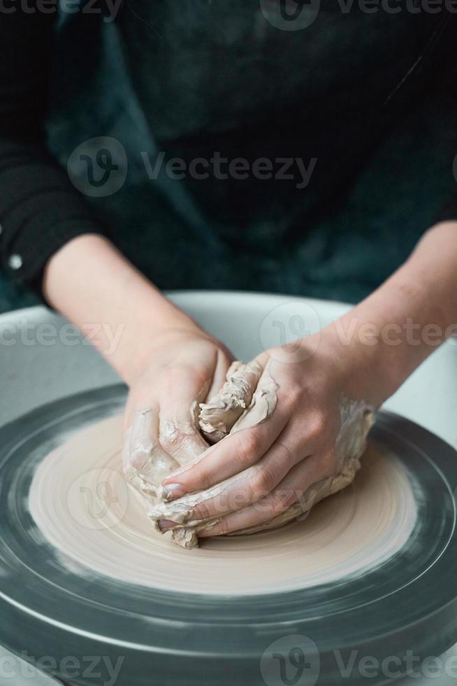 mulher fazendo cerâmica na roda, close-up de mãos, criação de utensílios de cerâmica foto