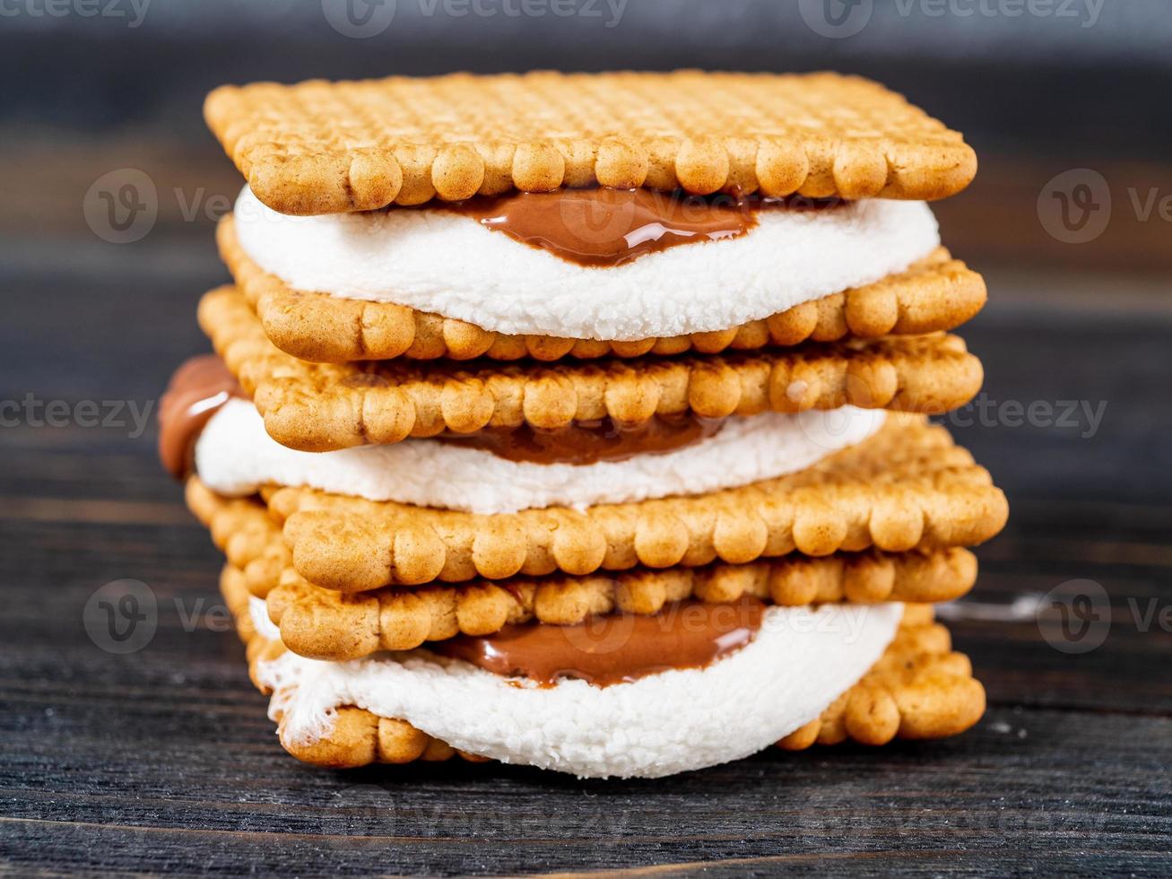 smores, sanduíches de marshmallow - biscoitos de chocolate doces americanos tradicionais foto