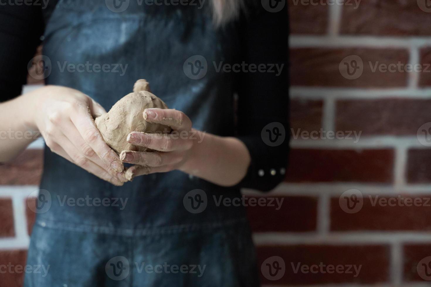 mulher irreconhecível fazendo tigela de cerâmica na mão. conceito de hobby criativo foto