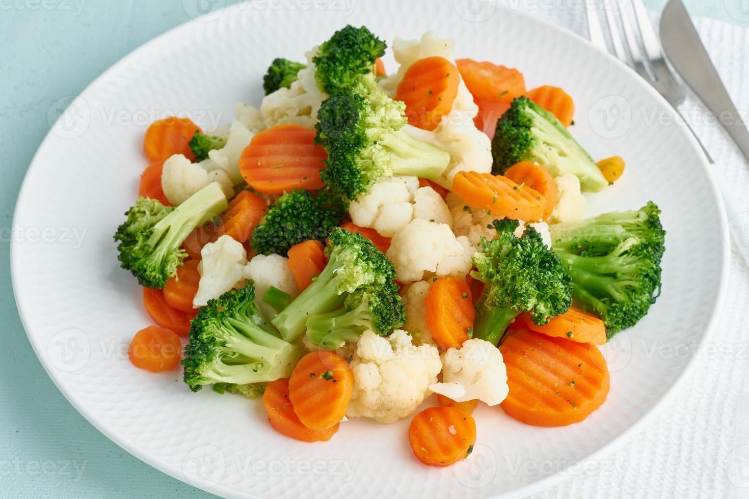 mistura de legumes cozidos. brócolis, cenoura, couve-flor. legumes cozidos no vapor para dieta foto