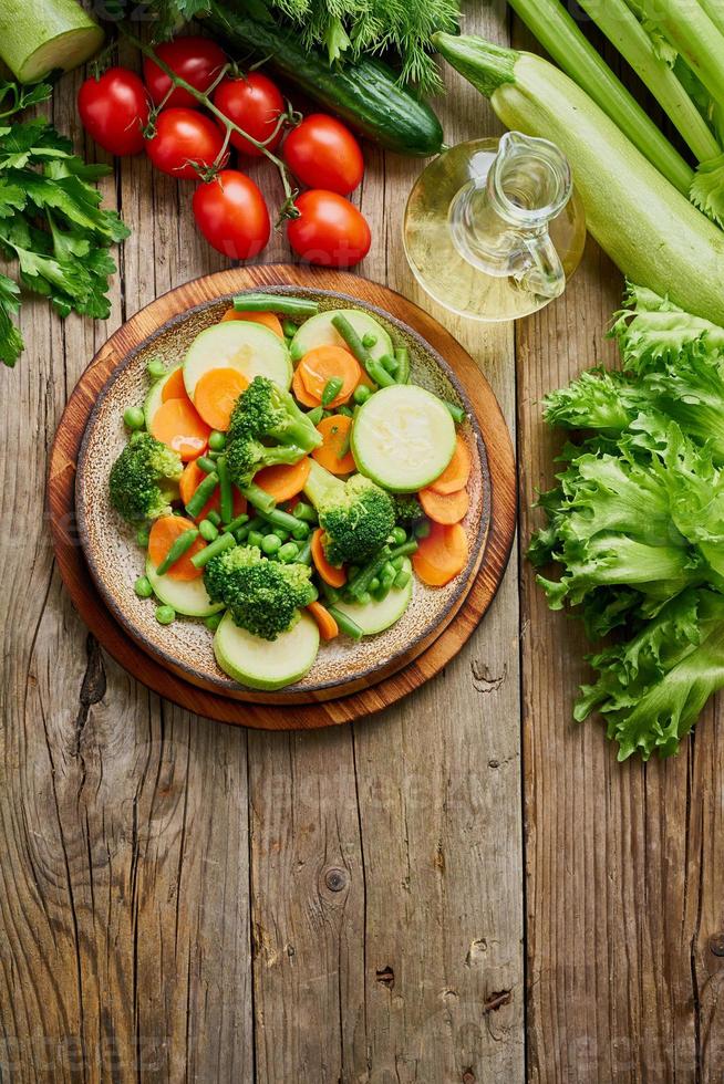 mistura de legumes cozidos, legumes a vapor para dieta dietética de baixa caloria. brócolis foto